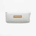 Minimalistische grijze geblokte canvas etui met ritssluiting en leren label detail - Trapeziumvormig grijs raster