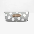 Minimalistisch grijs etui met witte stippen en een premium lederen label erop - Trapeziumvormige Grote Witte Stip