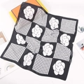 Carré de soie élégant de 70cm avec motifs camélia et pied-de-poule noir et blanc - 70x70cm / Camélia Noir & Blanc (1# Recommandé)