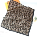 Elegante foulard in seta satinata 70cm con motivi geometrici a lettera E in nero e oro - Caffè Oro / 70x70cm