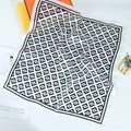 Elegante foulard quadrato da 70 cm in seta con motivo geometrico nero e bianco - Nero e Bianco / 70x70cm
