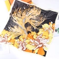 70cm quadratisches Seidentuch mit goldener Fisch- und Orangenblüten-Grafik auf Schwarz - Schwarzer Goldfischdruck (Empfohlen)