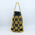 Handgefertigte goldene Perlenhandtasche mit schwarzem Kordelzugfutter und Gitterdesign - Gold