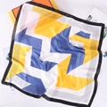 Detailoverzicht van geometrische zijden sjaal met luxe oranje geschenkdoos decor - 2# Zwart (Geel Blauw Wit Blok)