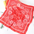 Dettaglio della stampa paisley bianca su un foulard quadrato in seta rossa da 70 cm - Rosso