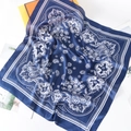 Sciarpa di seta satinata blu scuro con stampa paisley elegante su sfondo bianco curato - Blu navy