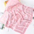 Foulard quadrato in seta rosa con motivo paisley bianco e bordi decorativi - Rosa