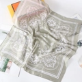 Dettaglio della trama della sciarpa in seta paisley verde con motivi floreali - Verde oliva
