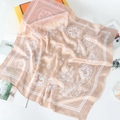 Dettaglio di sciarpa in seta con stampa paisley vintage e finitura satinata lucida - Colore loto