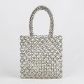 Detailansicht der handgefertigten silbernen Perlenhandtasche mit hohlem Gitterdesign - Silber
