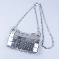Gros plan détaillé d'un sac en cotte de mailles argentée à sequins carrés miroirs - Argenté