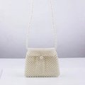 Borsa a tracolla fatta a mano con perle a forma di dumpling e grande fibbia di perle - Bianco