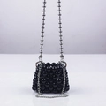 Dettaglio mini borsa nera di perline con catena metallica argento e finitura lucida - Stile con perline nere lucide / Nero