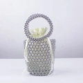 Elegante silberne Perlen-Eimertasche mit weißem Satin-Kordelzugfutter und Rundgriff - Silber