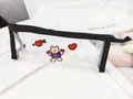 Dettaglio del motivo a orsetto su astuccio in PVC trasparente con cerniera nera e bordi - Orso con Cuore