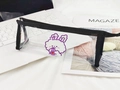 Vista ravvicinata dell'astuccio in PVC trasparente con coniglio viola e bordo nero con zip - Coniglio che Beve