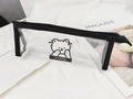 Dettaglio dell'astuccio in PVC trasparente con stampa cucciolo e zip nera robusta - Orso felice