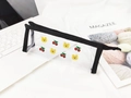 Détail d'une trousse en PVC transparent avec motifs d'ours mignons et bordure noire - Cerise