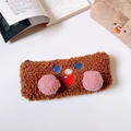 Bruin pluizig etui van lamswol met schattig geborduurd gezicht en roze pomponwangen - koffiekleur