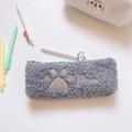 Dettaglio dell'astuccio in peluche grigio con ricamo zampa di gatto e scritta Meow - Grigio