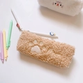 Dettaglio dell'astuccio in peluche con ricamo a zampa di gatto in marrone chiaro morbido - Marrone