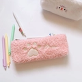 Dettaglio astuccio in peluche rosa con ricamo a zampa di gatto e scritta Meow - Rosa