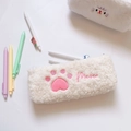 Dettaglio del ricamo rosa con zampa di gatto su astuccio in morbido peluche bianco - Bianco Sporco