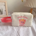 Detalle del neceser de pana blanca con bordado de oso rosa y texto de viaje bordado - Blanco