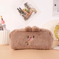 Dettaglio dell'astuccio a forma di orsetto di peluche con morbida pelliccia e ricami - Standard / caffè