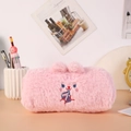 Astuccio in peluche rosa con ricamo di animali e orecchie 3D su una scrivania accogliente - Standard / Rosa