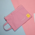 Dettaglio della borsa portadocumenti A4 in tela rosa con toppa a gatto e manici - Rosa Gatto Giallo