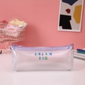 Dettaglio dell'astuccio in PVC trasparente con zip viola e stampa Dream Big - Sogna in Grande (DREAM BIG) / Viola