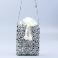 Borsa a mano in perle argento con fodera in raso ed elegante tracolla lunga per donna - Argento