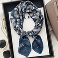 Sciarpa di seta blu con motivo paisley e stampa anacardi su rivista di moda - Paisley Blu Notte