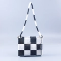 Bolso de mano artesanal de damero con cuentas blancas y negras y aros dorados - Negro+Blanco