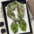 Elegante foulard in seta verde da 70cm con stampa Paisley e finitura lucida - Verde Paisley