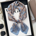 Foulard quadrato in raso di seta blu paisley con accessori moda e rivista Vogue - Paisley Blu