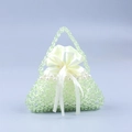 Dettaglio della borsa di perline verde chiaro con interno in raso bianco e perle - Verde-giallo