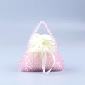 Dettaglio borsa a mano in perline rosa con accenti di perle bianche e fodera in raso - Rosa