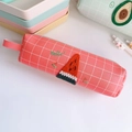 Dettaglio dell'astuccio a scacchi rosa con ricamo anguria 3D e cinturino da trasporto - Anguria (Rosso)