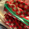 Kerst gebreide etui met rood, groen en beige ruitpatroon en handige harsrits - Groene Rits