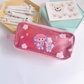 Gros plan d'une trousse rose translucide à paillettes avec un personnage de dessin animé - Rose