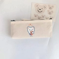 Detail van een beige canvas etui met schattige berenprint en blauwe ritssluiting erop - Aardbei eten