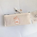 Gedetailleerd zicht op canvas etui met een schattige konijn-illustratie en ritssluiting - Oranje Konijn