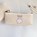 Detailopname van gebroken wit canvas etui met paars konijnenpatroon en ritssluiting - Paars Konijn