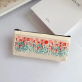 Primo piano dell'astuccio in tela con stampa floreale rossa e cerniera nera - Astuccio Per Matite Con Fiore Rosa