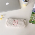 Dettaglio ravvicinato di un astuccio in peluche bianco con ricamo di testa d'orso rossa - Stile Orso Bianco