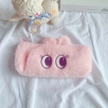 Dettaglio dell'astuccio in peluche rosa con occhi ricamati e graziose orecchie di coniglio - Rosa (Coniglio)