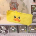 Gedetailleerde opname van gele pluche eend-etui met schattig borduursel en metalen ritssluiting - Geel