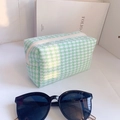 Detail of green and white houndstooth pouch with zipper closure and sunglasses - 18*10 / Green/White